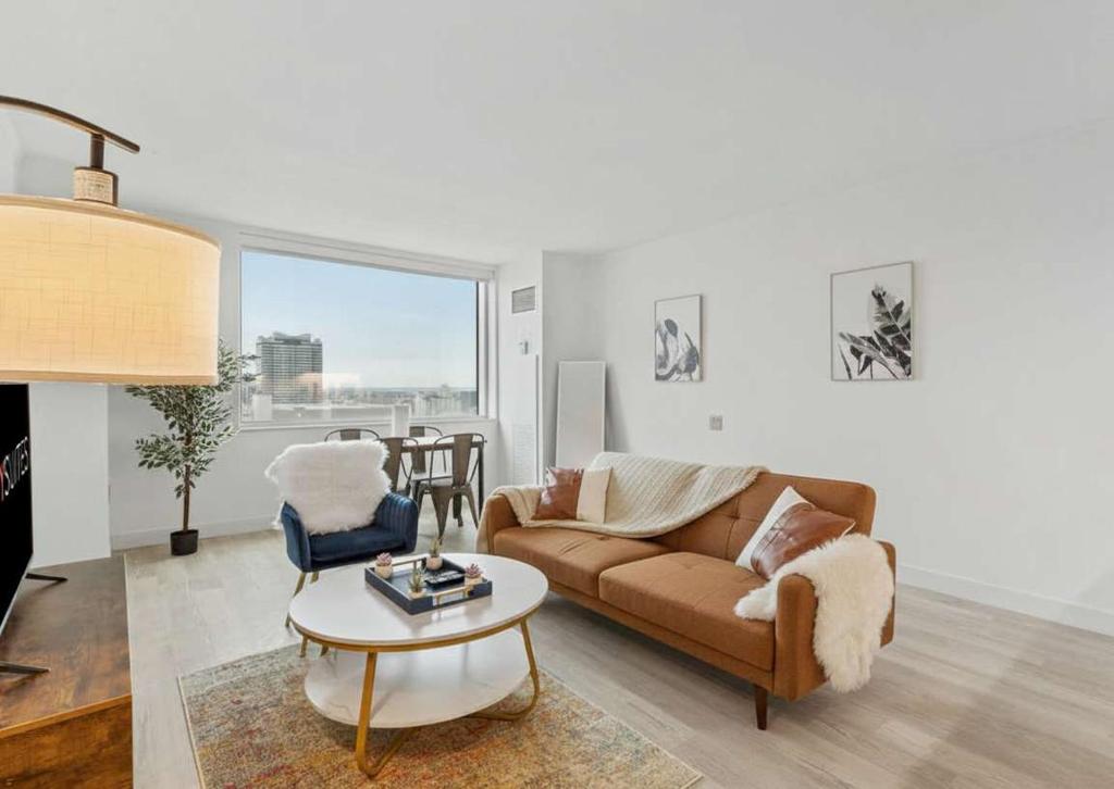 Un lugar para sentarse en Sleep 6 Stylish 1BR 2BA Beachfront CozySuites