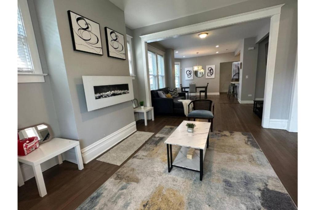 Et opholdsområde på Modern South Shore Retreat Near Lake and Museum