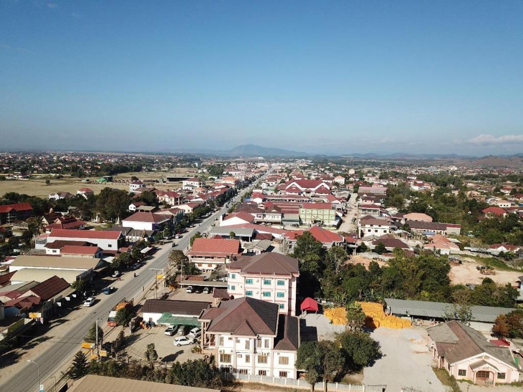 Favanhmai Hotel في Ban Pho Touane: اطلالة جوية على مدينة صغيرة بها شارع