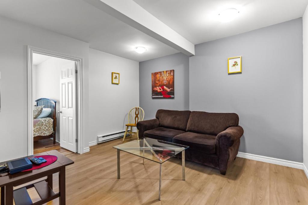 Χώρος καθιστικού στο Bright 2BR Loft WiFi Parking