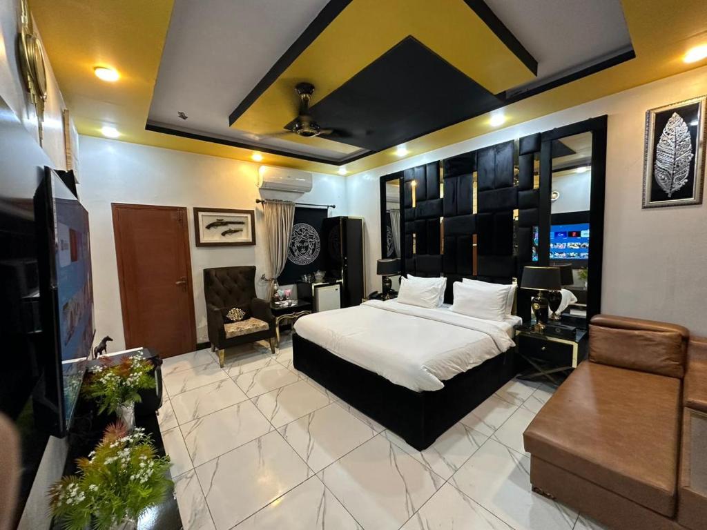 een slaapkamer met een bed en een woonkamer bij Karachi Fort Boutique Hotel in Karachi