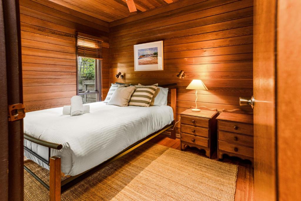 Кровать или кровати в номере The Moona Cabin - Barwon Heads