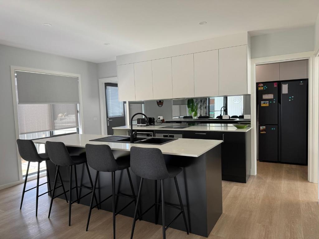 Kuchyň nebo kuchyňský kout v ubytování Azure Abode