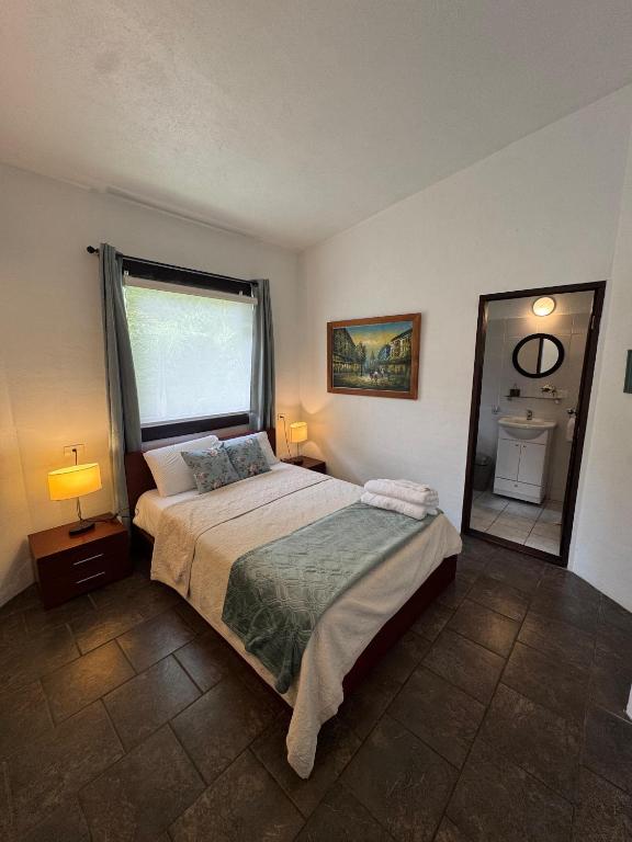 巴尼奥斯Magic Stone的带一张大床和一面镜子的卧室