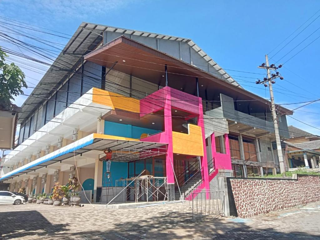 Un edificio que está en construcción con coloridos en SM Guesthouse, en Blimbing