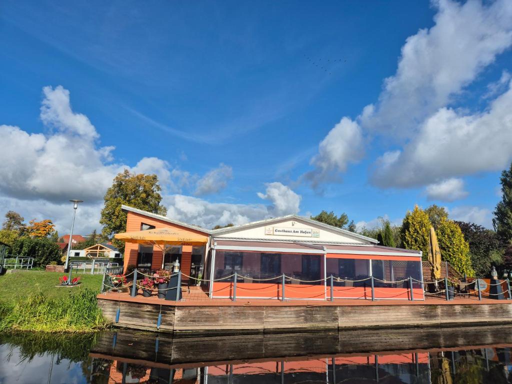 a house on a dock on a river at Appelgriebsch in Neukalen