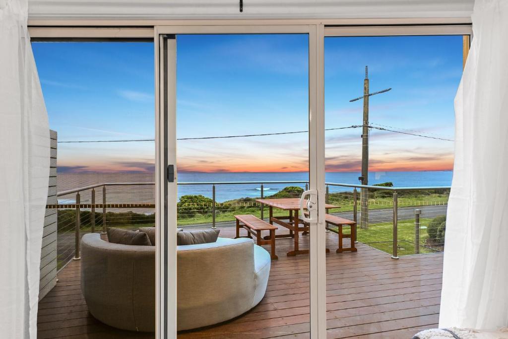 un soggiorno con porte scorrevoli in vetro che si affacciano sull'oceano di The Breakers a Sunderland Bay