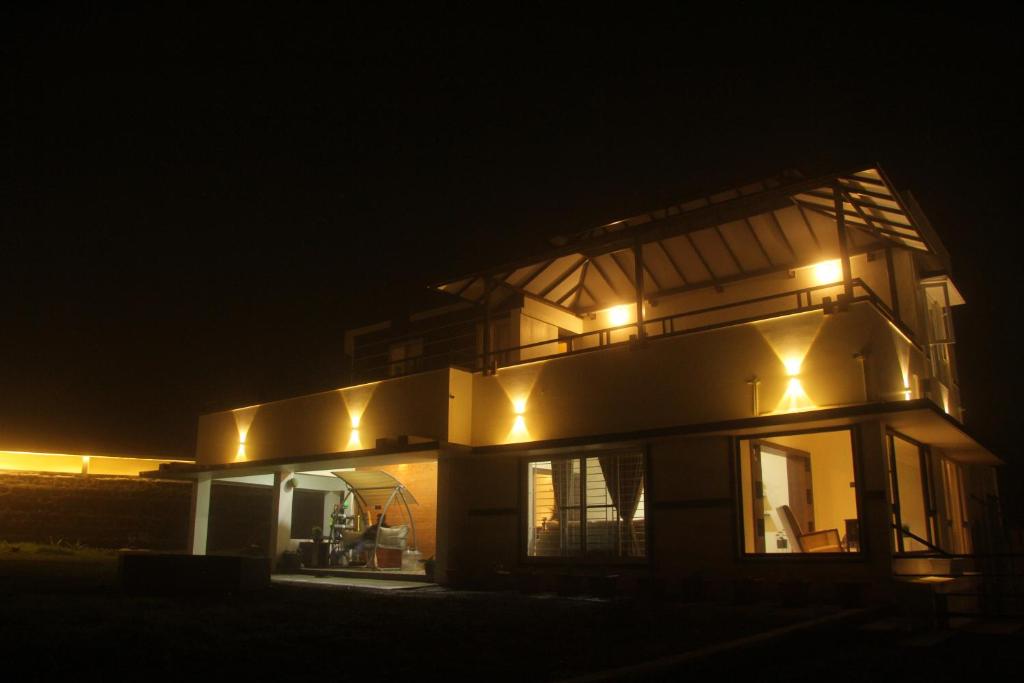 een huis 's nachts verlicht met lichtjes bij Luxurious Private Vantage Villa - Kotagiri in Kotagiri