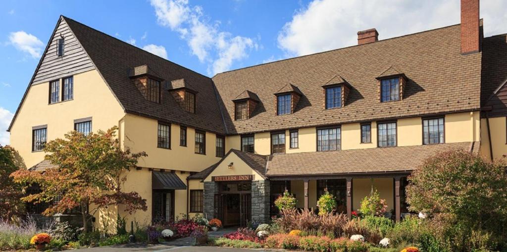 un grand bâtiment bien exposé avec un toit brun dans l'établissement Settlers Inn, à Hawley