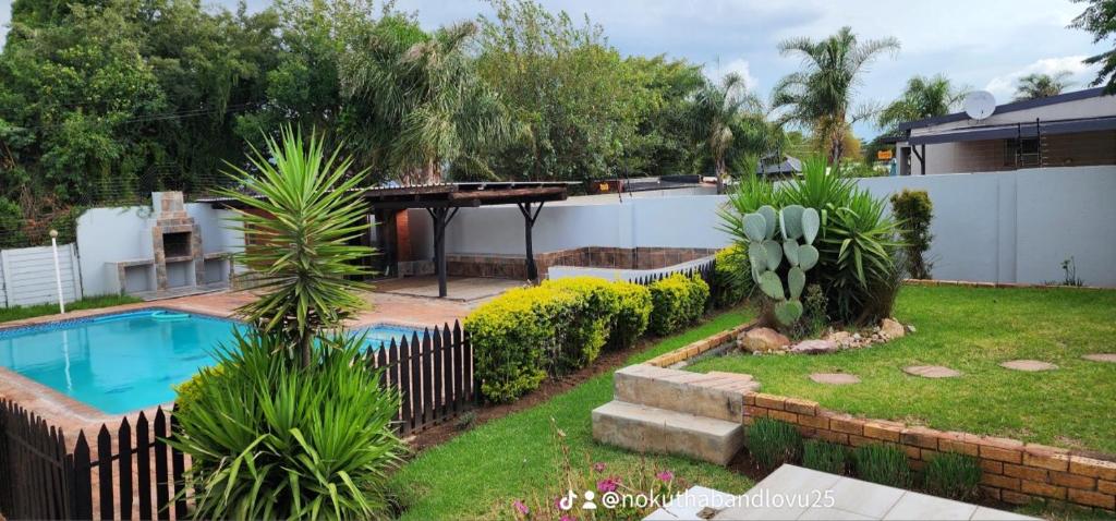 Bazén v ubytování khayelihle guest house nebo v jeho okolí