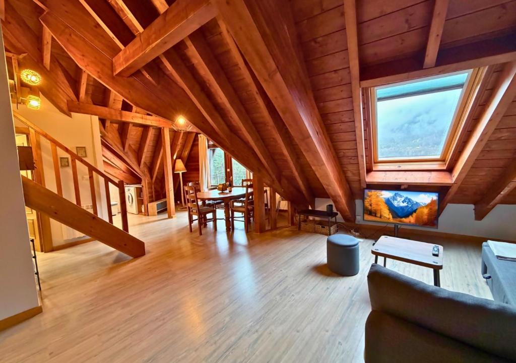 Et opholdsområde på Ático Miraestrela Dúplex con Vistas a Sallent