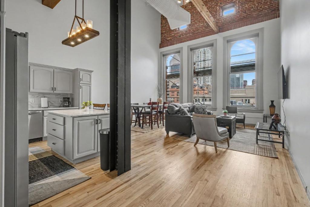 Una cocina o cocineta en The Elevated Gallery - Historic Loft - Heart of Downtown - 98WalkScore