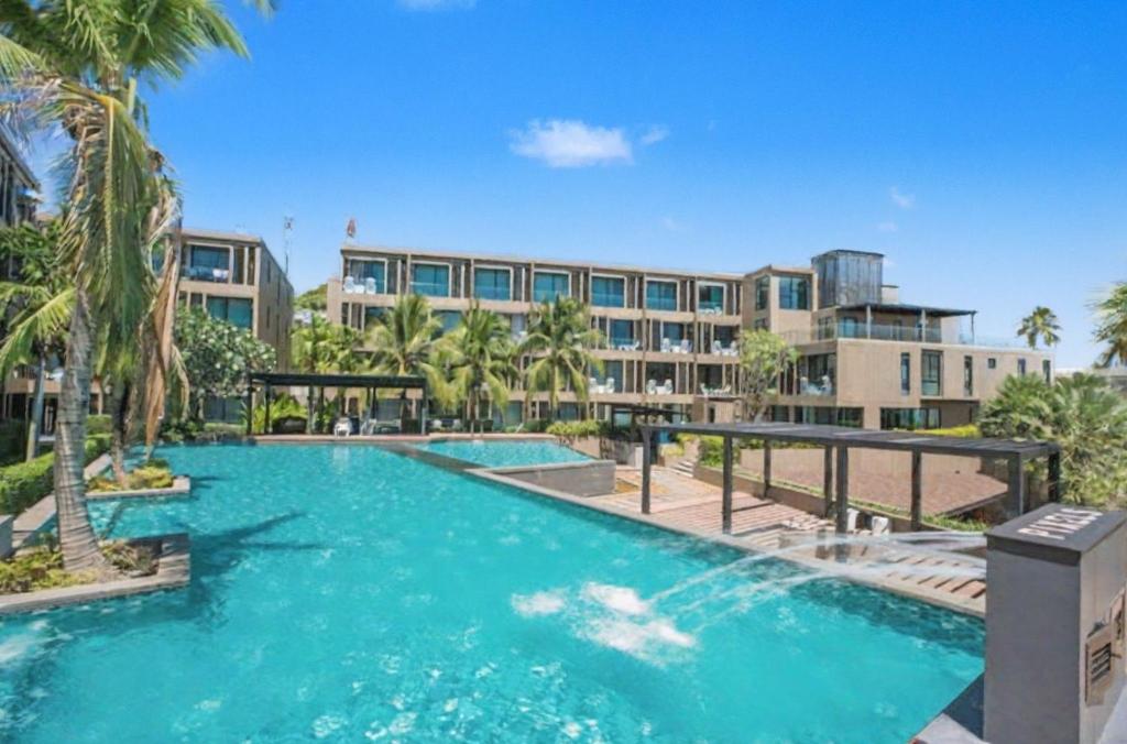 Bazén v ubytování Pixels - Ocean Front Studio with Pool View Cape Panwa nebo v jeho okolí