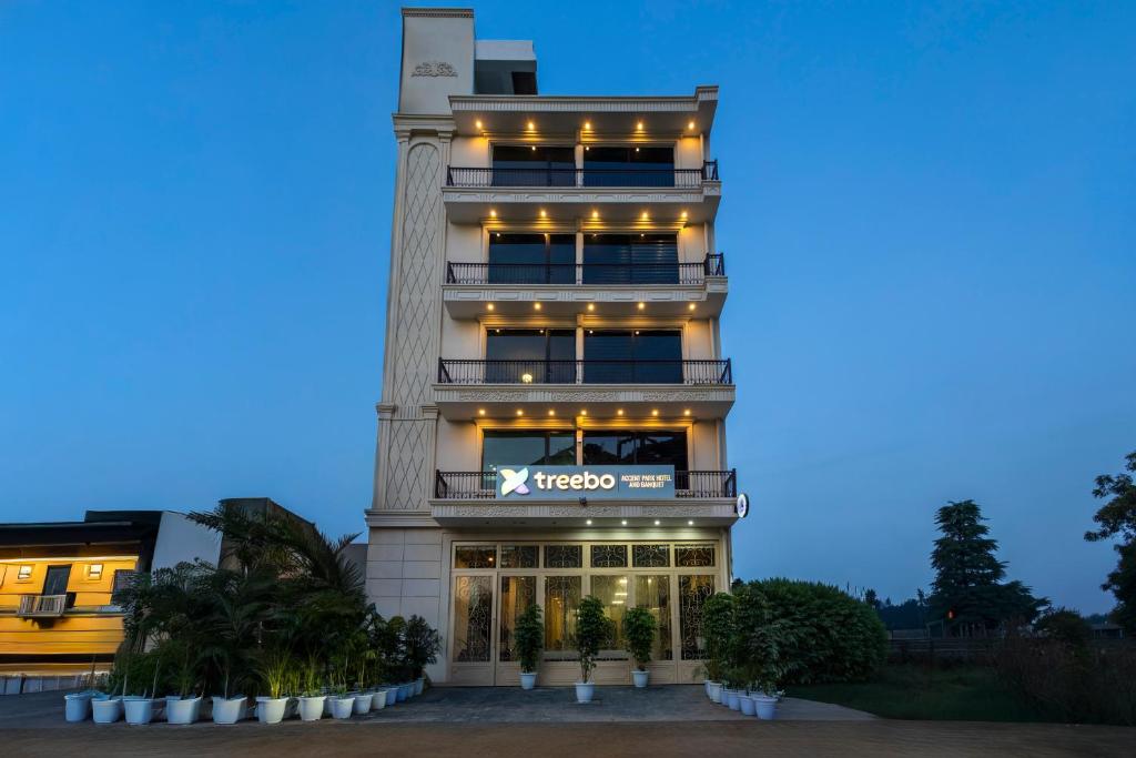 een hoog gebouw met een hotelbord erop bij Treebo Accent Park Hotel And Banquet in Noida