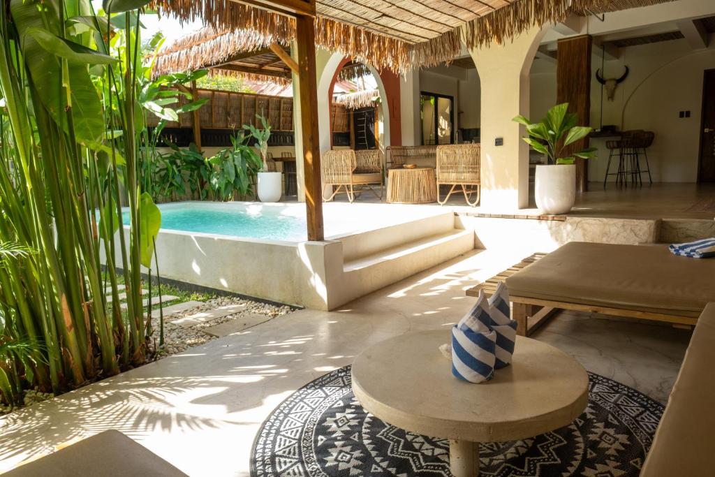 una casa con patio y piscina en DILAW Villa avec piscine privée, en El Nido
