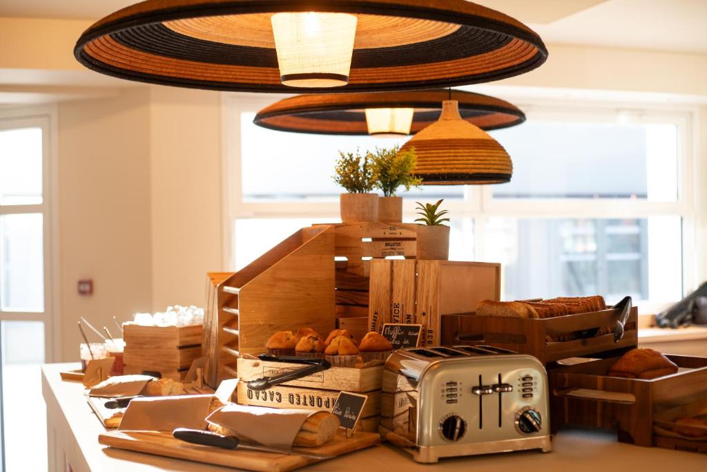 ランスにあるカンパニール ランス サントル - カテドラルのパンとトースターが置かれたカウンター