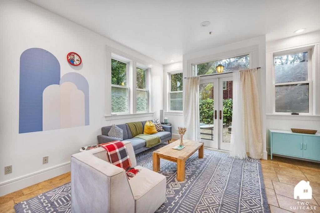 uma sala de estar com um sofá e uma mesa em #Urban Elegance 3BR With Parking Near UC BART & Downtown em Berkeley