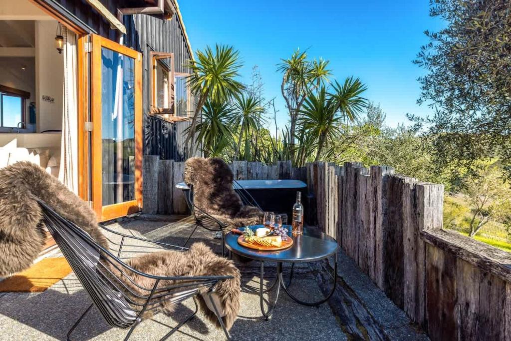 Balkón nebo terasa v ubytování The Loft at Cypress Ridge Estate - Stay Waiheke