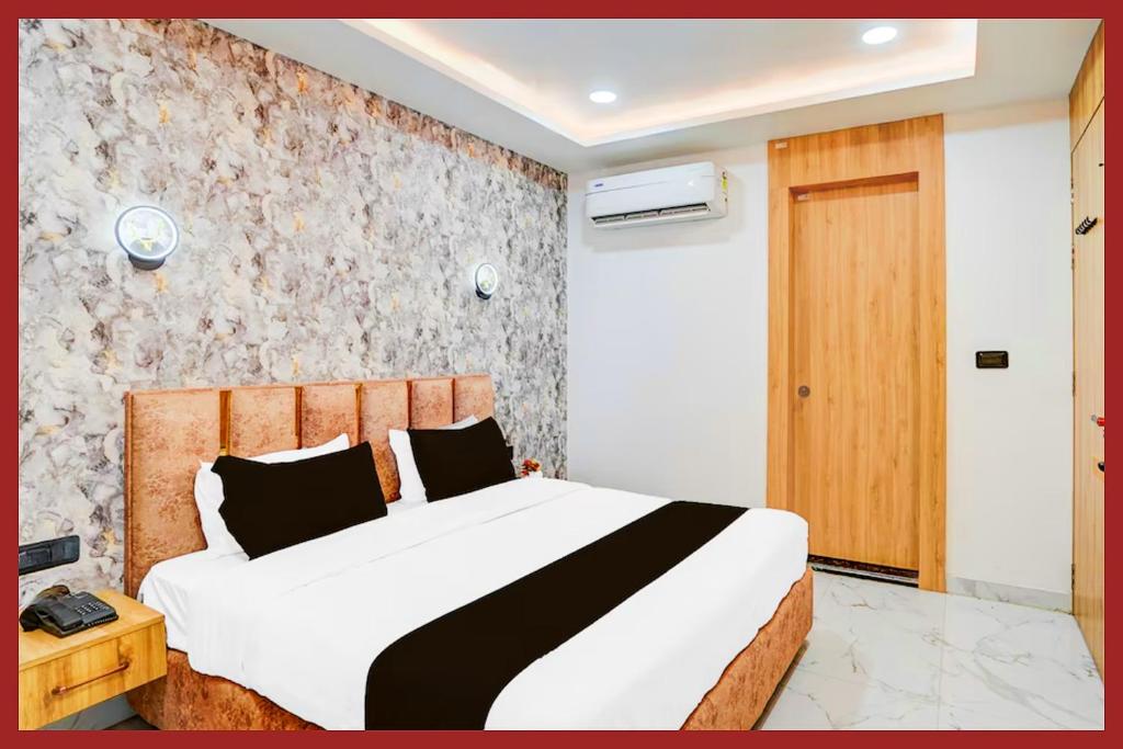 En eller flere senge i et værelse på SkyLeaf Residency