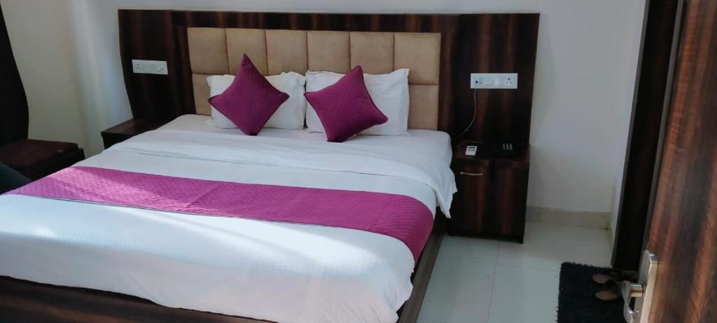 En eller flere senge i et værelse på Hotel Wisteria Haridwar