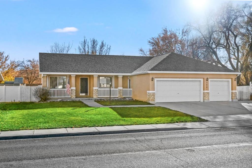 ein Haus auf einer Straße mit Auffahrt in der Unterkunft 3BR Home • Near Maverik Center & Valley Fair in West Valley City