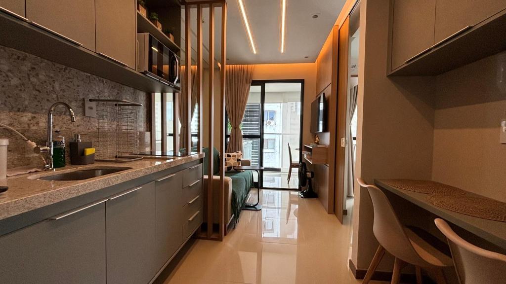 una cocina con fregadero y encimera en Charming apartment with balcony a few minutes apto from Barra, en Salvador
