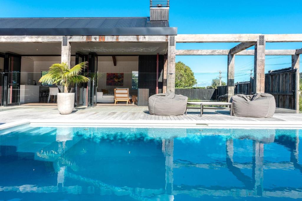 Piscina de la sau aproape de Blackpool Boathouse - Stay Waiheke