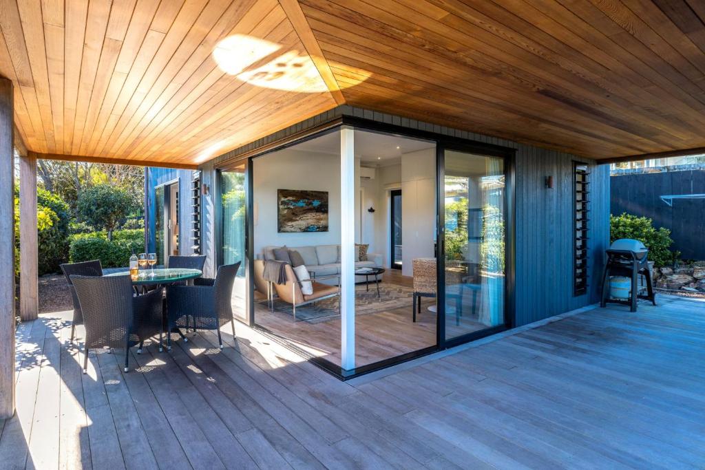 Un balcon sau o terasă la Moa 30 Runga - Stay Waiheke