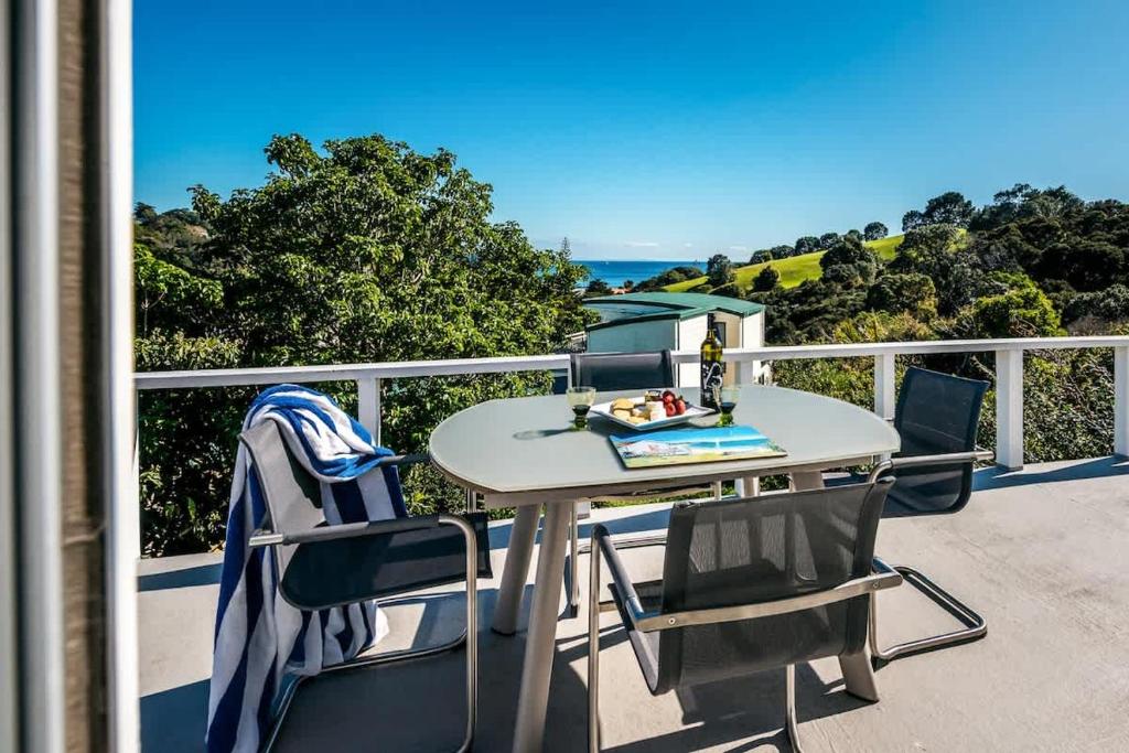 En balkon eller terrasse på Roses Bach - Stay Waiheke