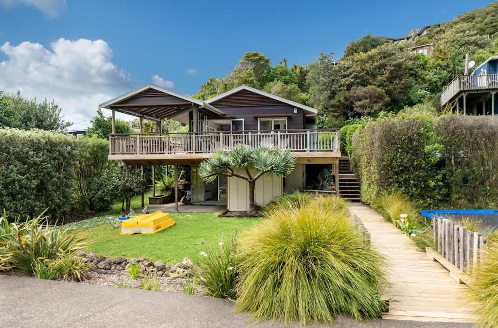 una casa con terraza y patio en Miro Magic - Stay Waiheke, en Palm Beach