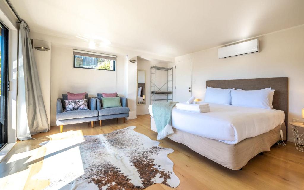 Un pat sau paturi într-o cameră la Aqua Sands #1 - Stay Waiheke