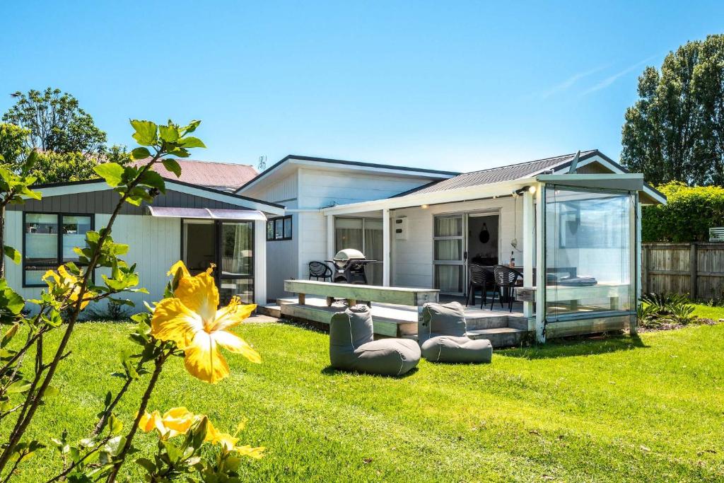 a backyard with a house with a glass extension at Bach 14 - Stay Waiheke in Blackpool