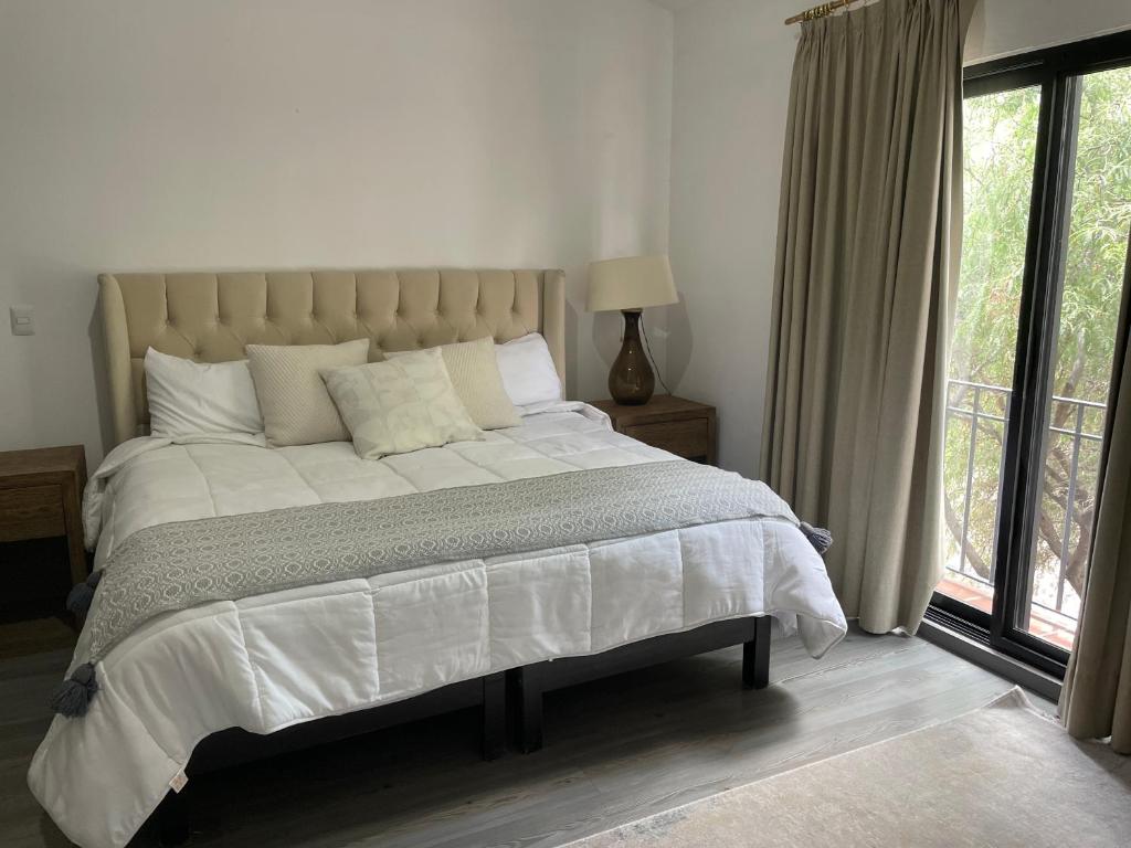 En eller flere senge i et værelse på 3BR Patio, Pool, Free Shuttle Centro San Miguel