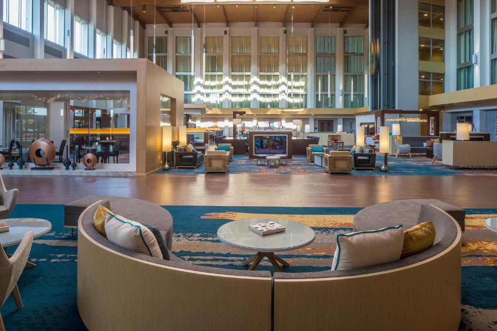 eine Lobby eines Hotels mit Stühlen und einem Tisch in der Unterkunft DoubleTree by Hilton Pittsburgh - Cranberry in Cranberry Township