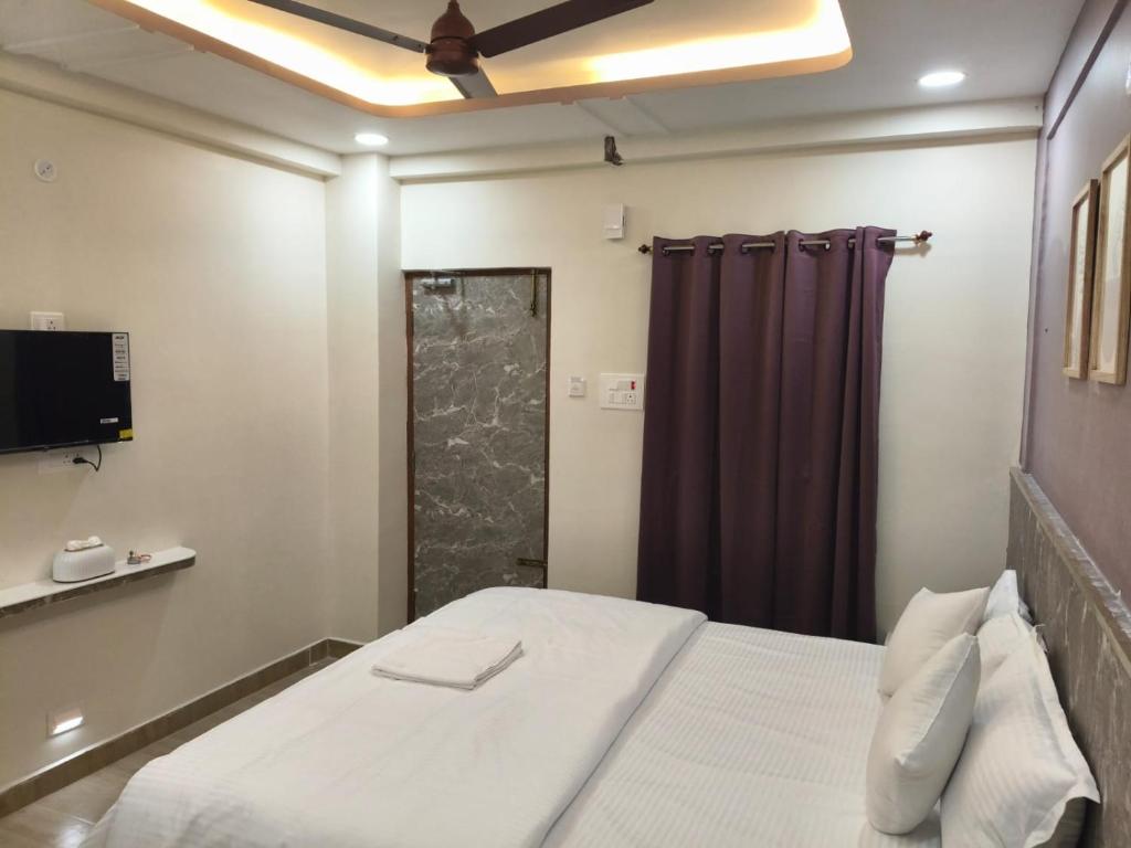 VIJAY BALAJI MAHAL A/C - Camera Queen Deluxe