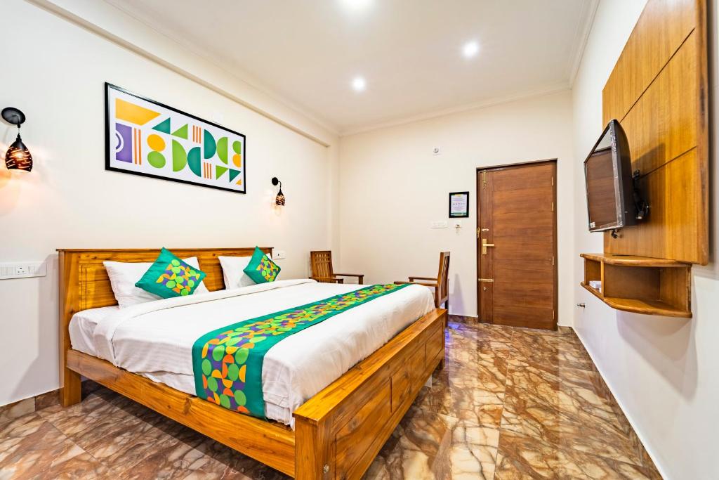 Una cama o camas en una habitación de Treebo Lumino Crown