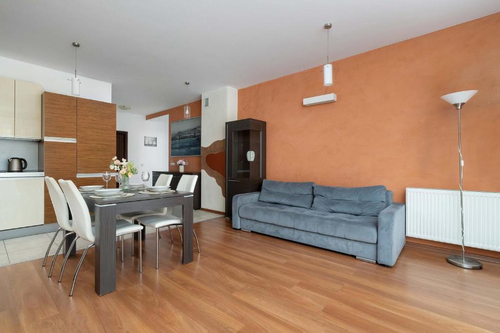 Χώρος καθιστικού στο Spacious Apartment with Underground Parking and Terrace by Noclegi Renters