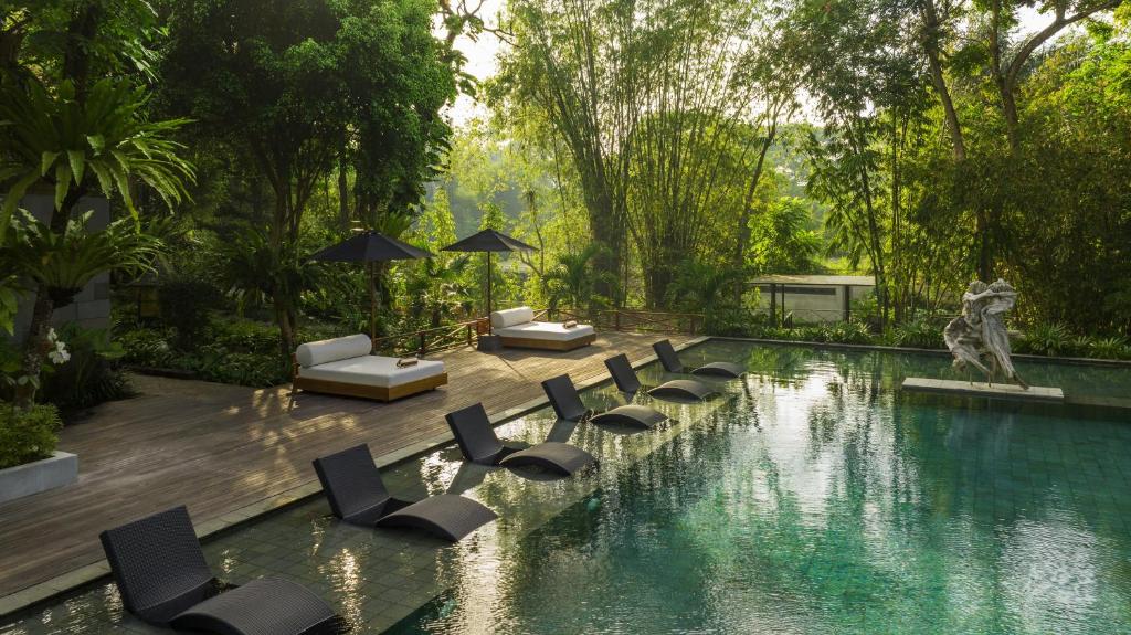 una piscina con sedie a sdraio e una fontana di Wanasekar Resort a Beran-kidul