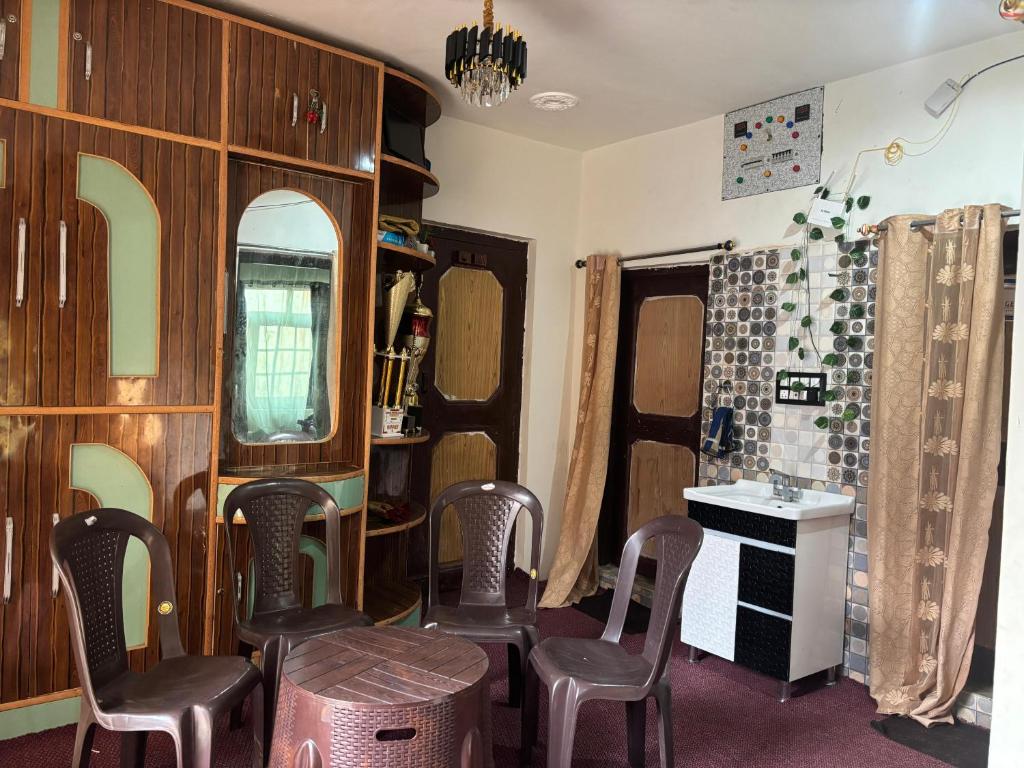 Kuchyň nebo kuchyňský kout v ubytování Pine Guest House sawan tangmarg