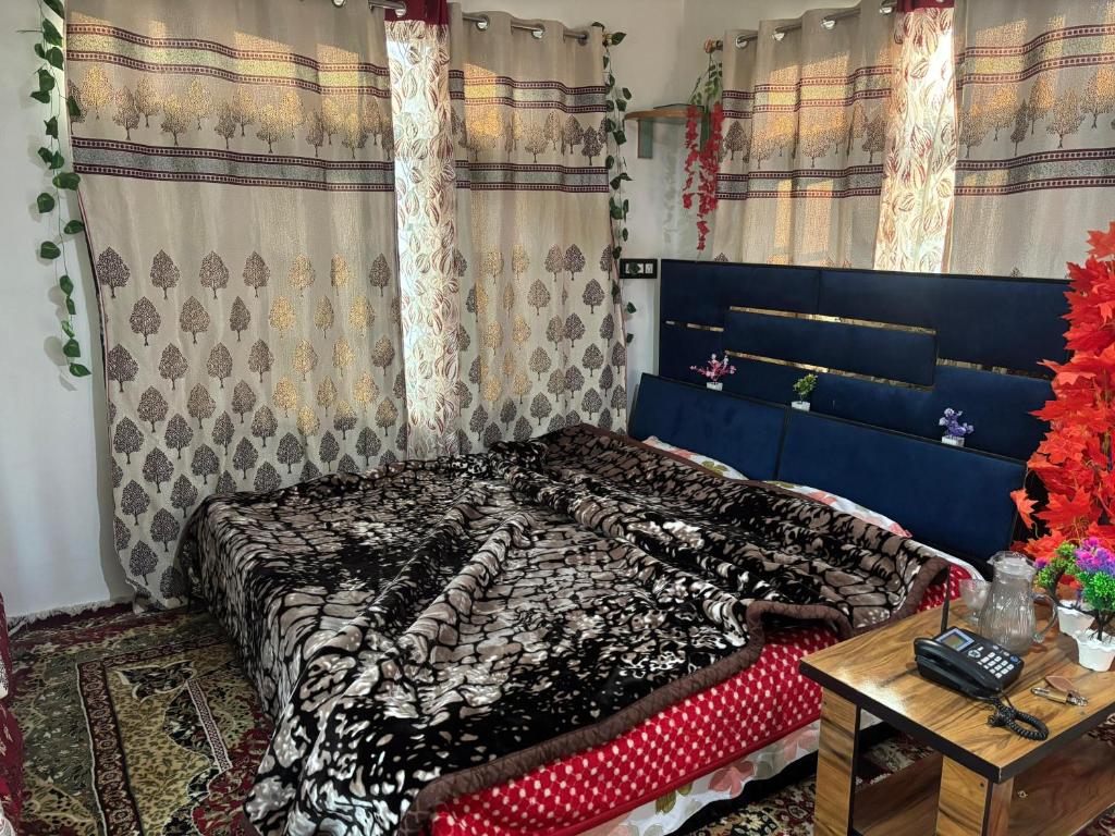 Postel nebo postele na pokoji v ubytování Pine Guest House sawan tangmarg