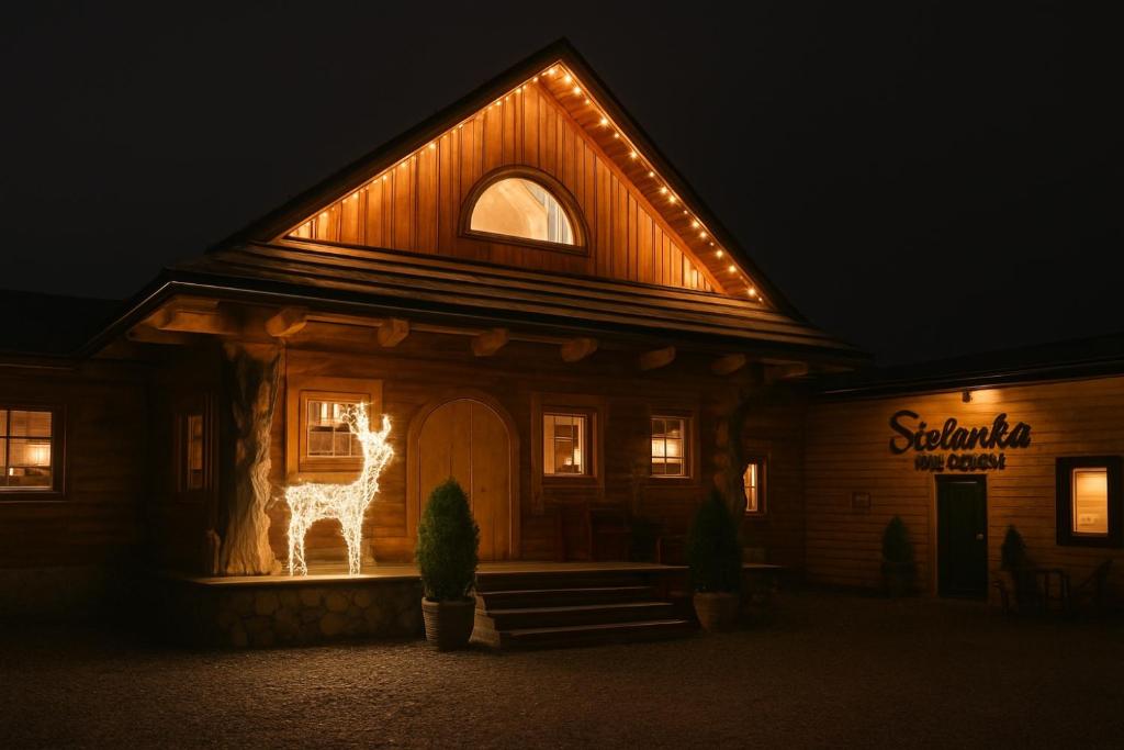 un edificio con una statua di una giraffa nella finestra di Zakopiański klimat w sercu Lubelszczyzny a Okszów