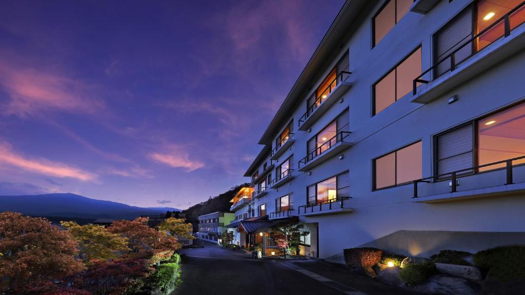 かっぱの宿旅館三治郎 في Zao: منظر لمبنى في الليل