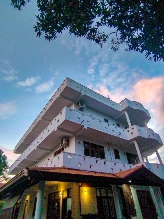 Un edificio con muchas escaleras en la parte superior. en Lyra Mirissa, en Mirissa