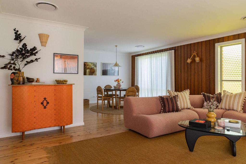 Χώρος καθιστικού στο The Berry Bungalow for 6, Berry