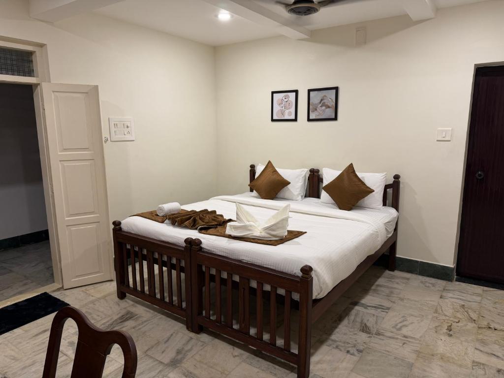 Ένα ή περισσότερα κρεβάτια σε δωμάτιο στο Private Pool Villa in Thodupuzha- Heliconia Inn