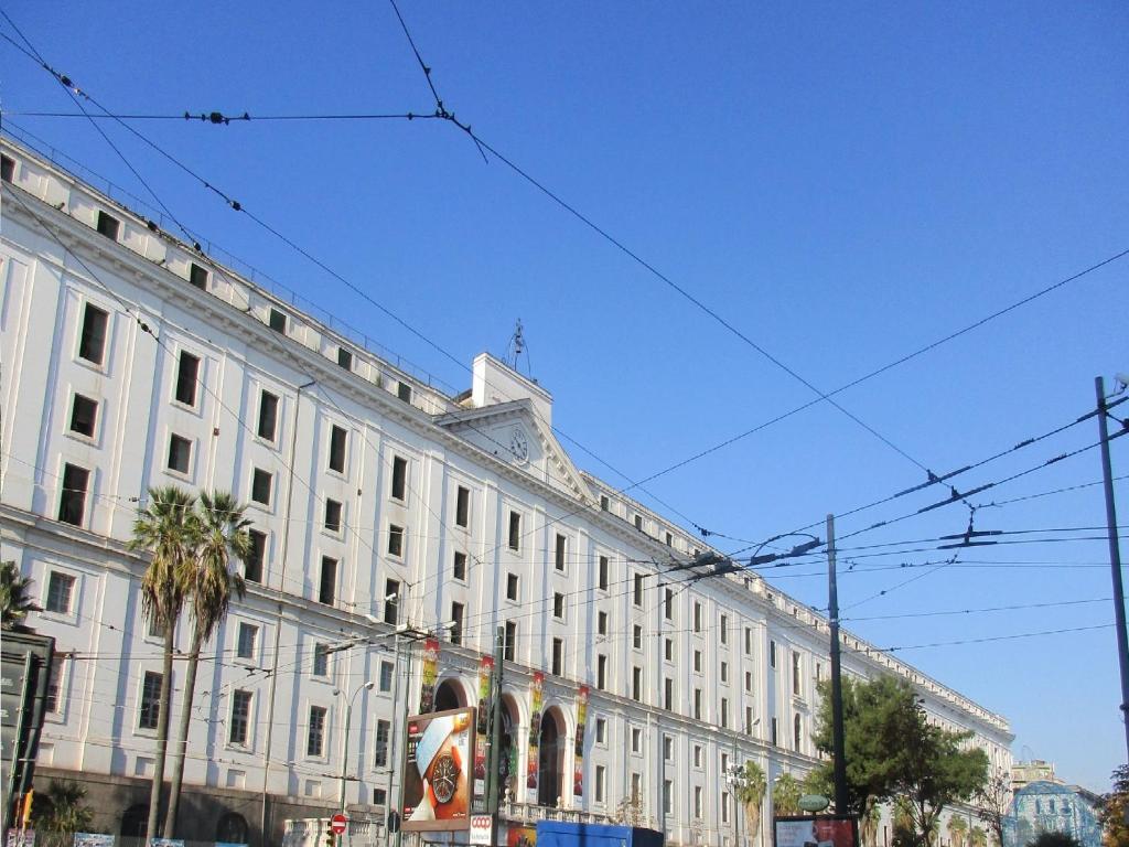 ナポリにあるNella Storica Piazza Carlo IIIの市道の白い大きな建物