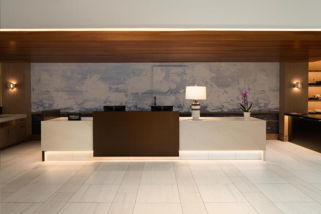 Un vestíbulo con mostrador de recepción en un edificio. en DoubleTree by Hilton Providence Airport Warwick, en Warwick