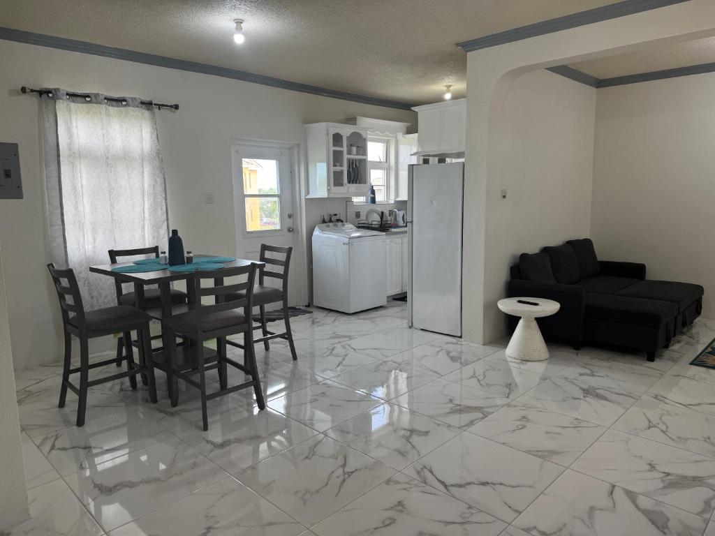 Nhà bếp/bếp nhỏ tại Crane Beach Newley Built Condo Steps From Beach