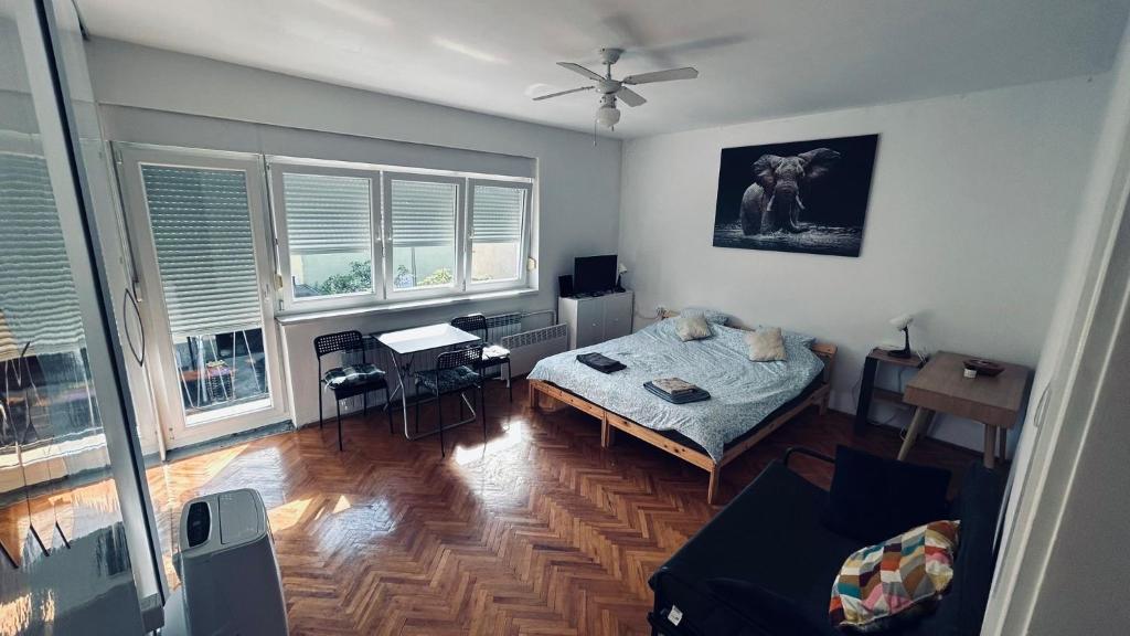 een woonkamer met een bed en een bureau bij Sibejdo 3&4 in Varaždin