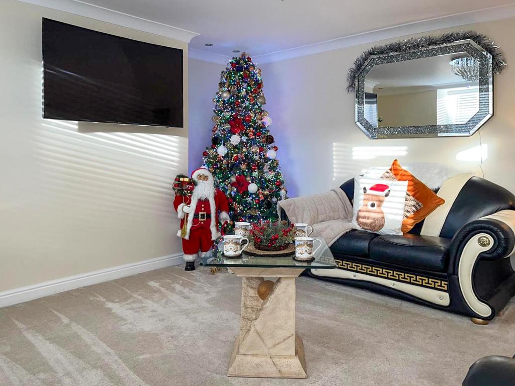 Royal Border Retreat في بيرويك أبون تويد: غرفة معيشة مع شجرة عيد الميلاد وأريكة